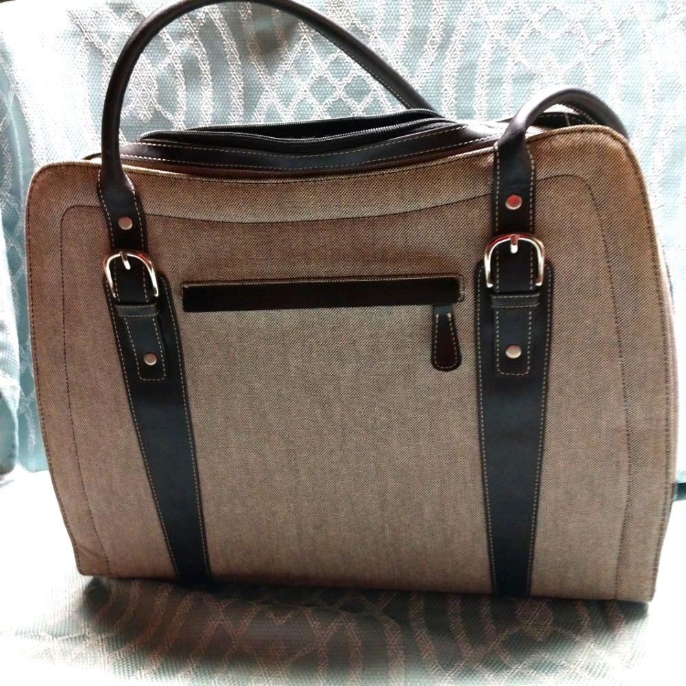 Laptop carrier holds up to a 17" leather straps gently used